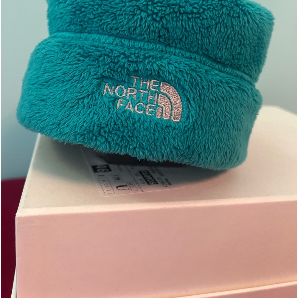 The North Face youth M hat, aqua color